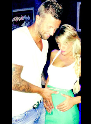 Les Anges 5 Aurelie Enceinte Une Photo Sur Son Compte Facebook Seme Le Doute Rtl People