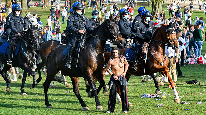 Des images montrent une personne renversée par la police ...