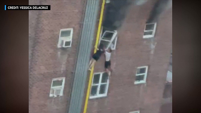 In New York, two teenagers escape a fire by grabbing an outdoor hose (video)