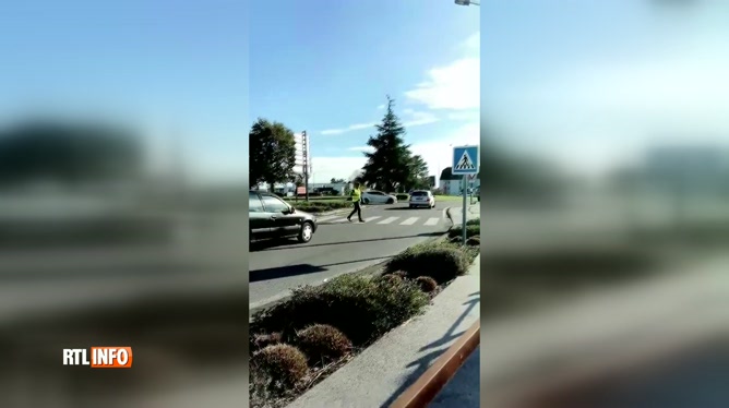 Un Gilet Jaune Français Seul Pour Bloquer Un Rond Point Sa Femme Hilare Le Filme