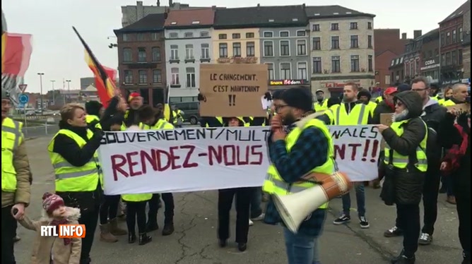 Une Centaine De Gilets Jaunes Traversent Les Rues De Charleroi