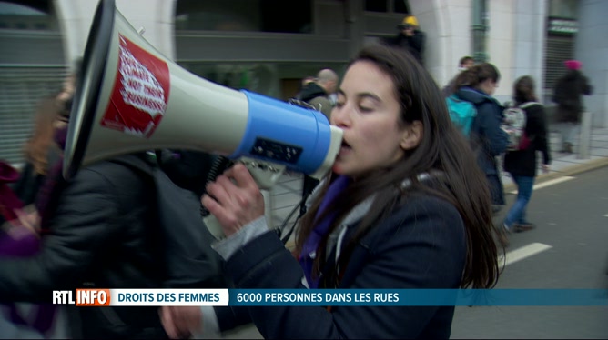 15000 Femmes Selon Lorganisateur 4000 Selon La Police - 