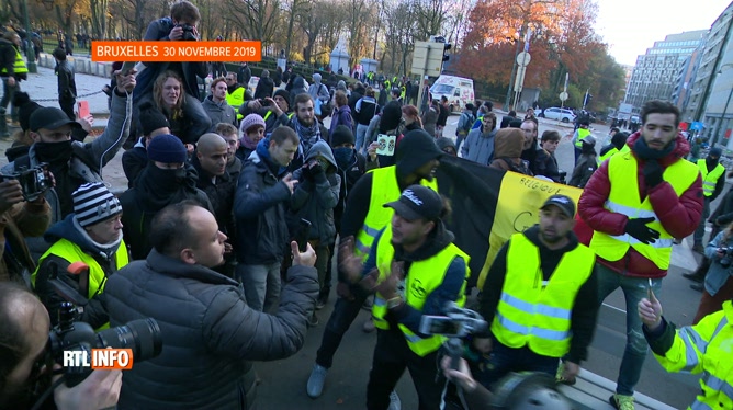 Des Rappeurs Bruxellois Font Le Buzz En France Avec Leur Reprise De Queen Gilets Jaunes On Bloque Tout Vidéo